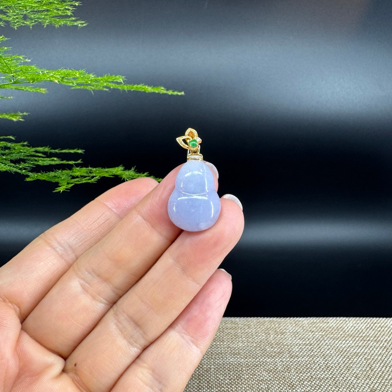 The pendant shape of the hulu.The pendant color is lavender.
