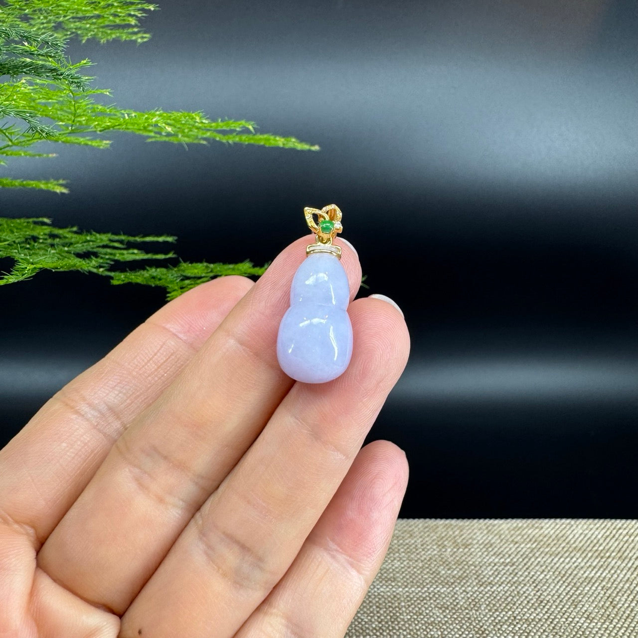 The pendant shape of the hulu.The pendant color is lavender.