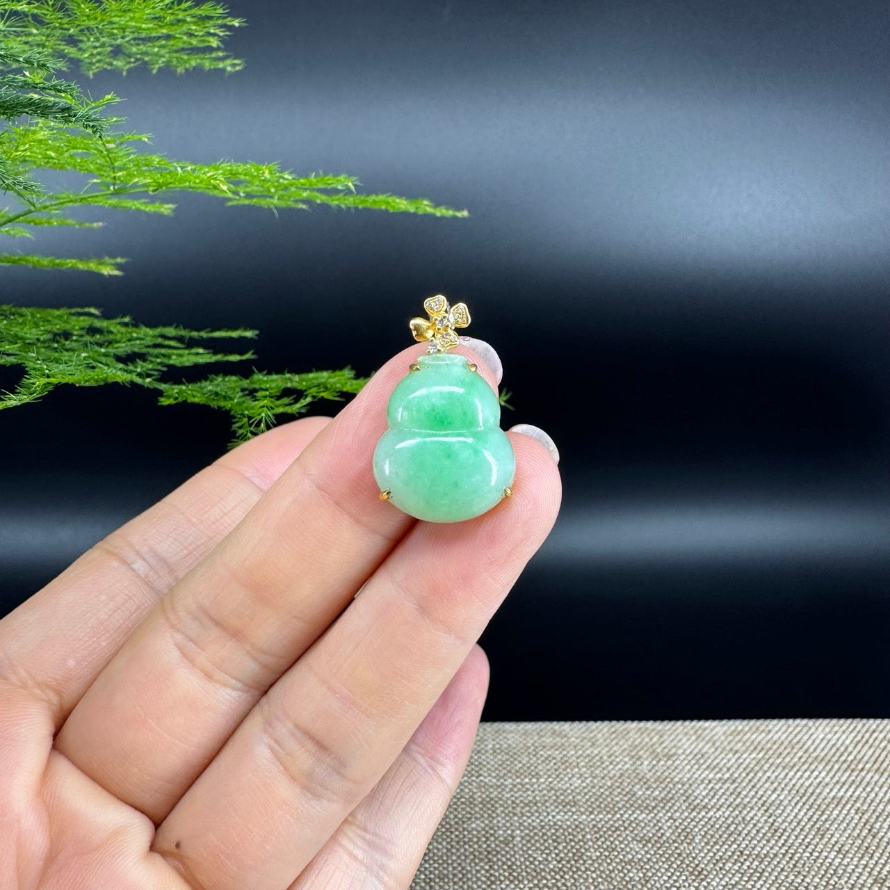 The pendant shape of the hulu.The pendant color is green.