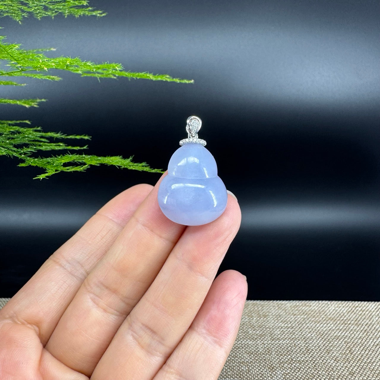 The pendant shape of the hulu.The pendant color is lavender.