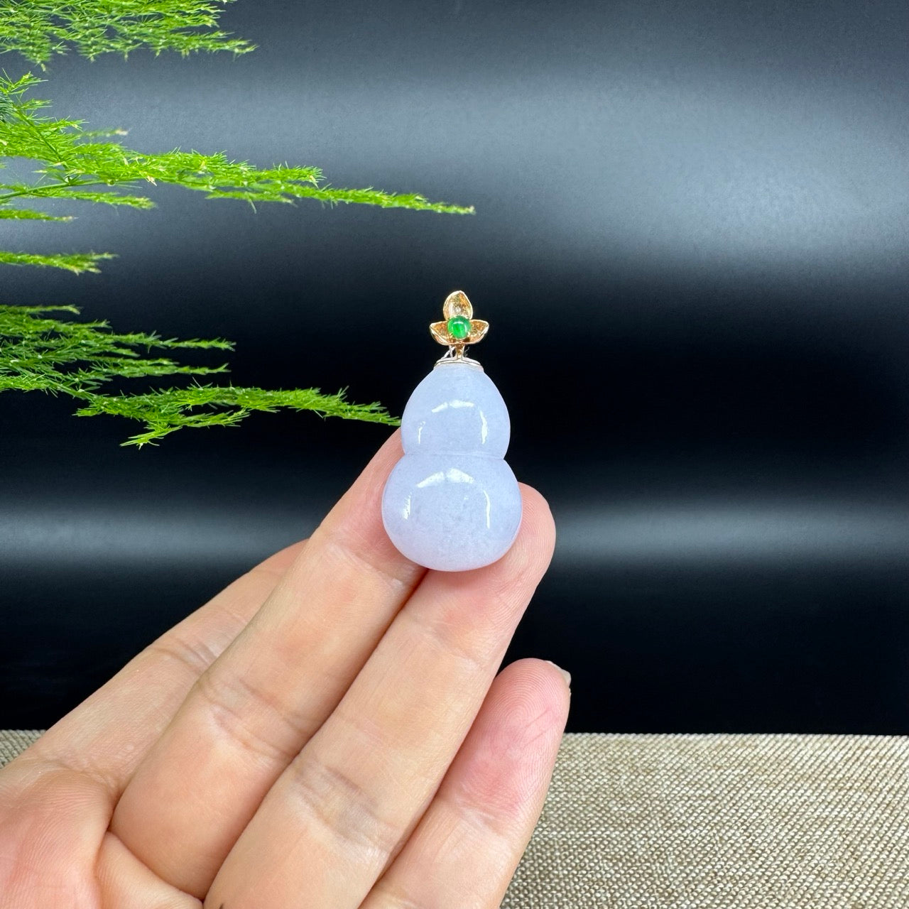 The pendant shape of the hulu.The pendant color is lavender.