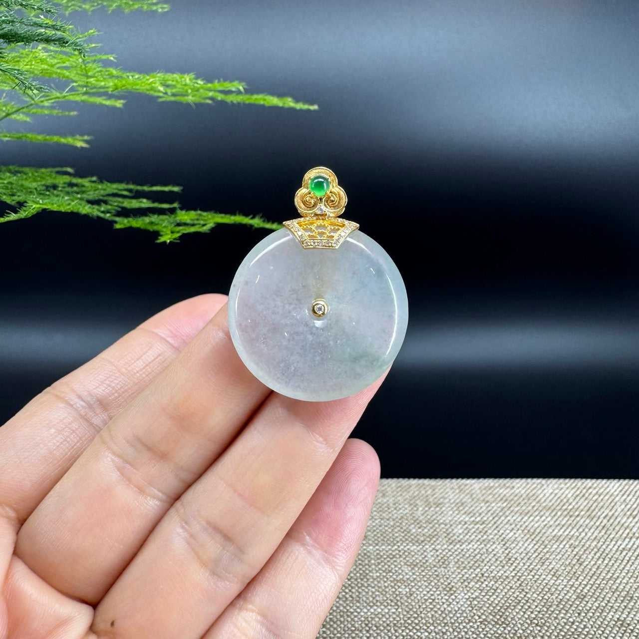 The pendant shape of the koukou.The pendant color is icy green.