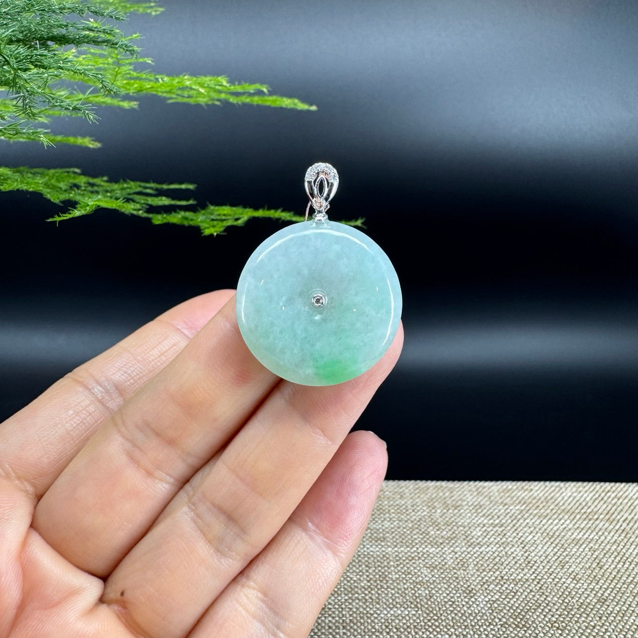 The pendant shape of the koukou.The pendant color is apple green.