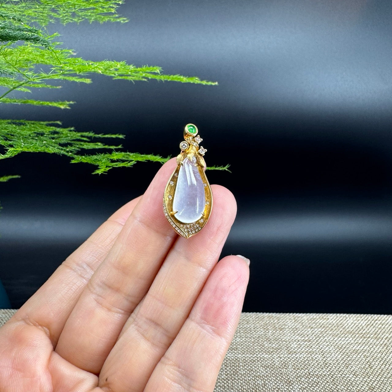 The pendant shape of the eggplant.The pendant color is icy.