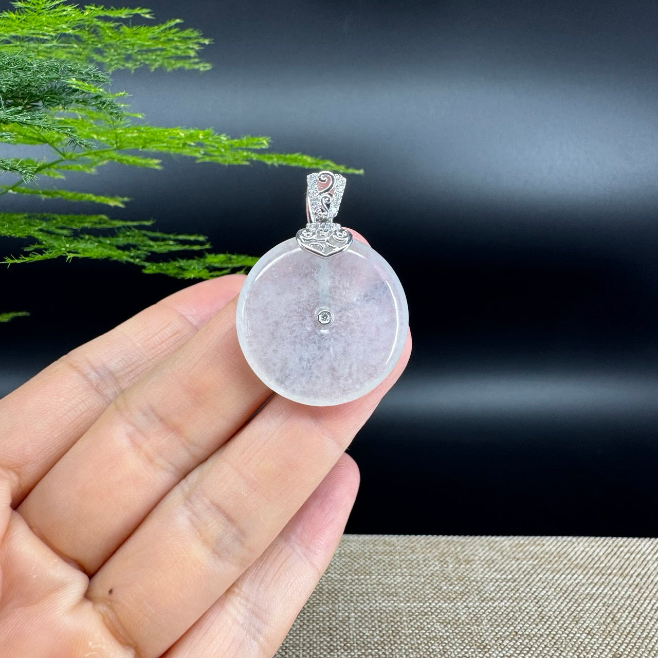 The pendant shape of the koukou.The pendant color is icy.