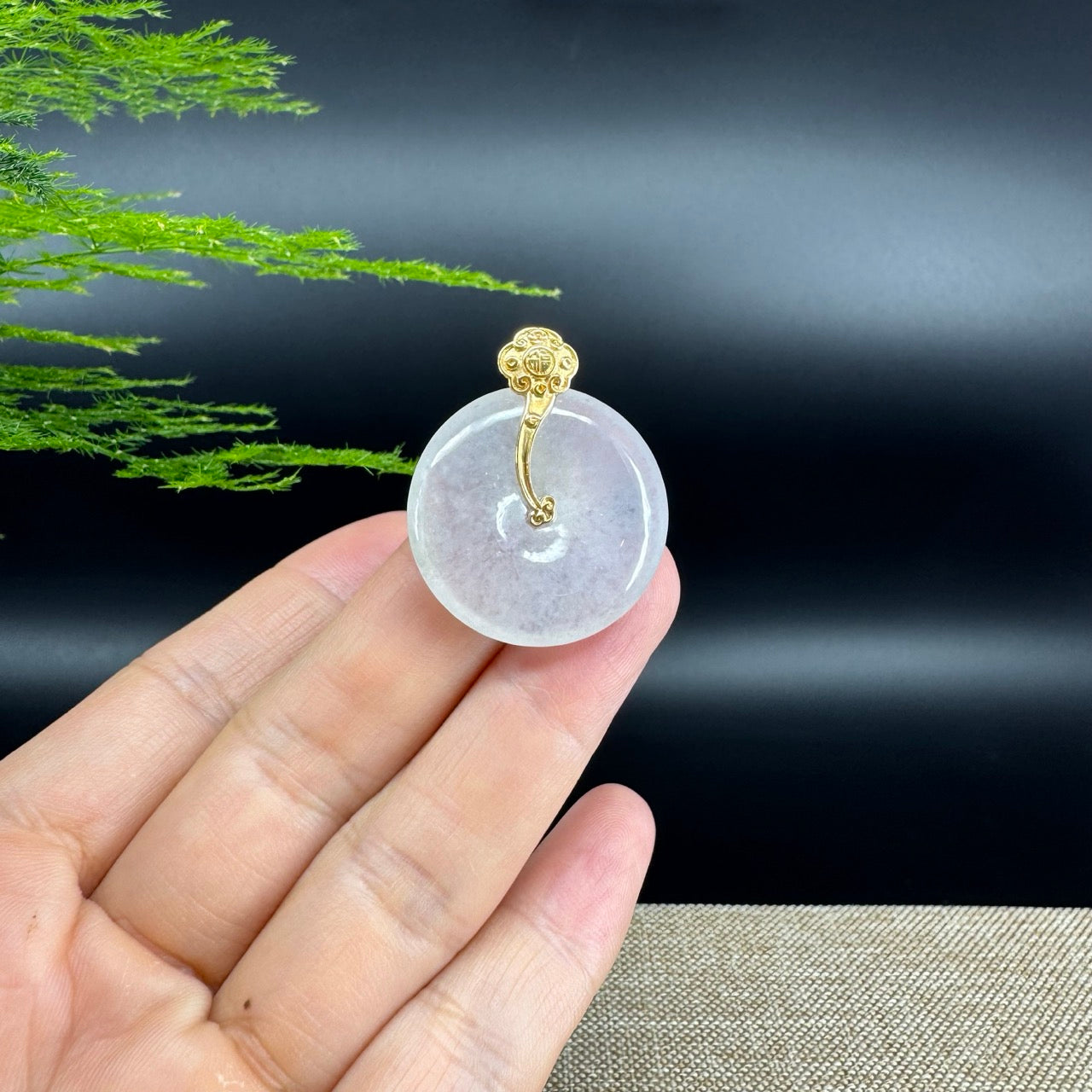 The pendant shape of the koukou.The pendant color is icy.