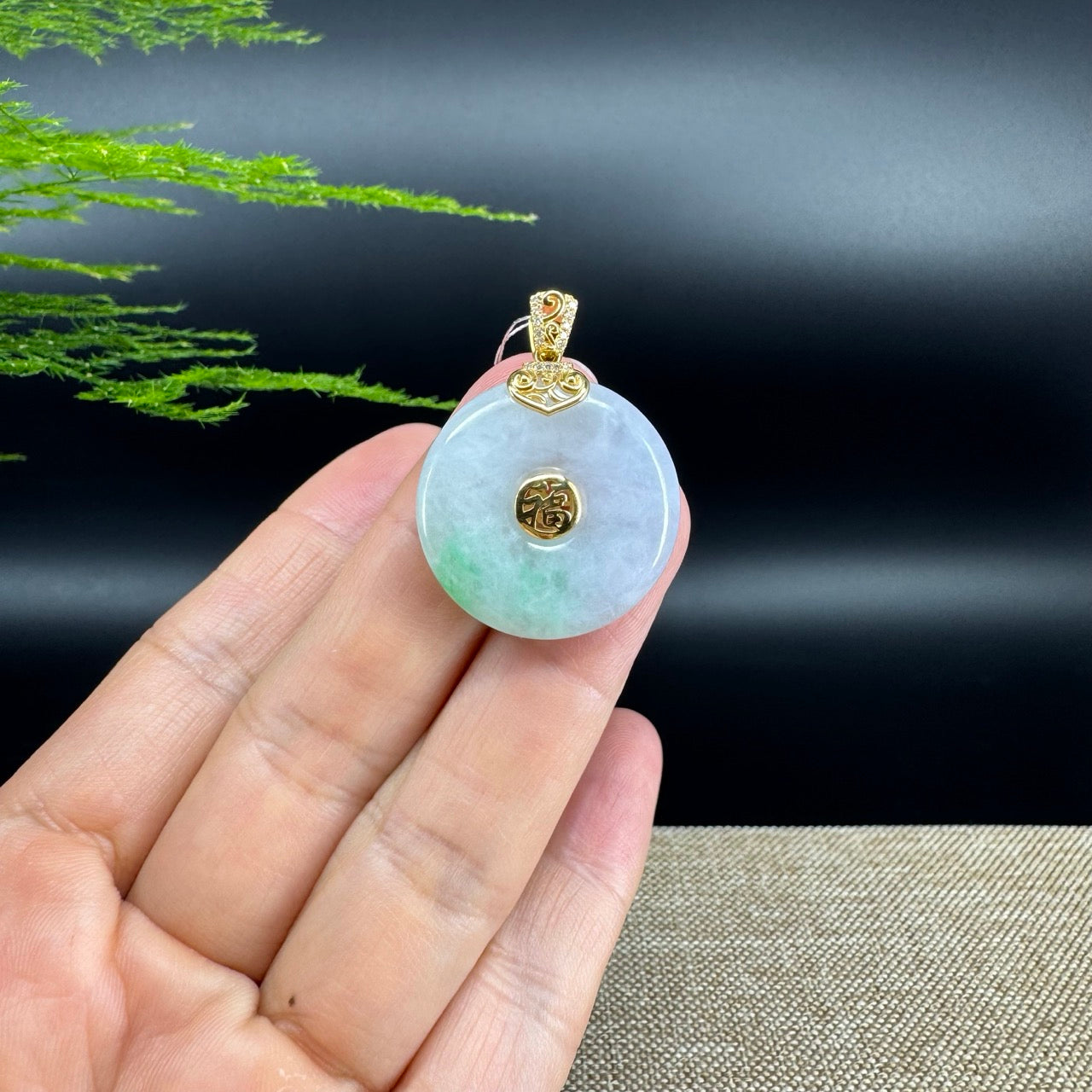 The pendant shape of the koukou.The pendant color is lavender green.