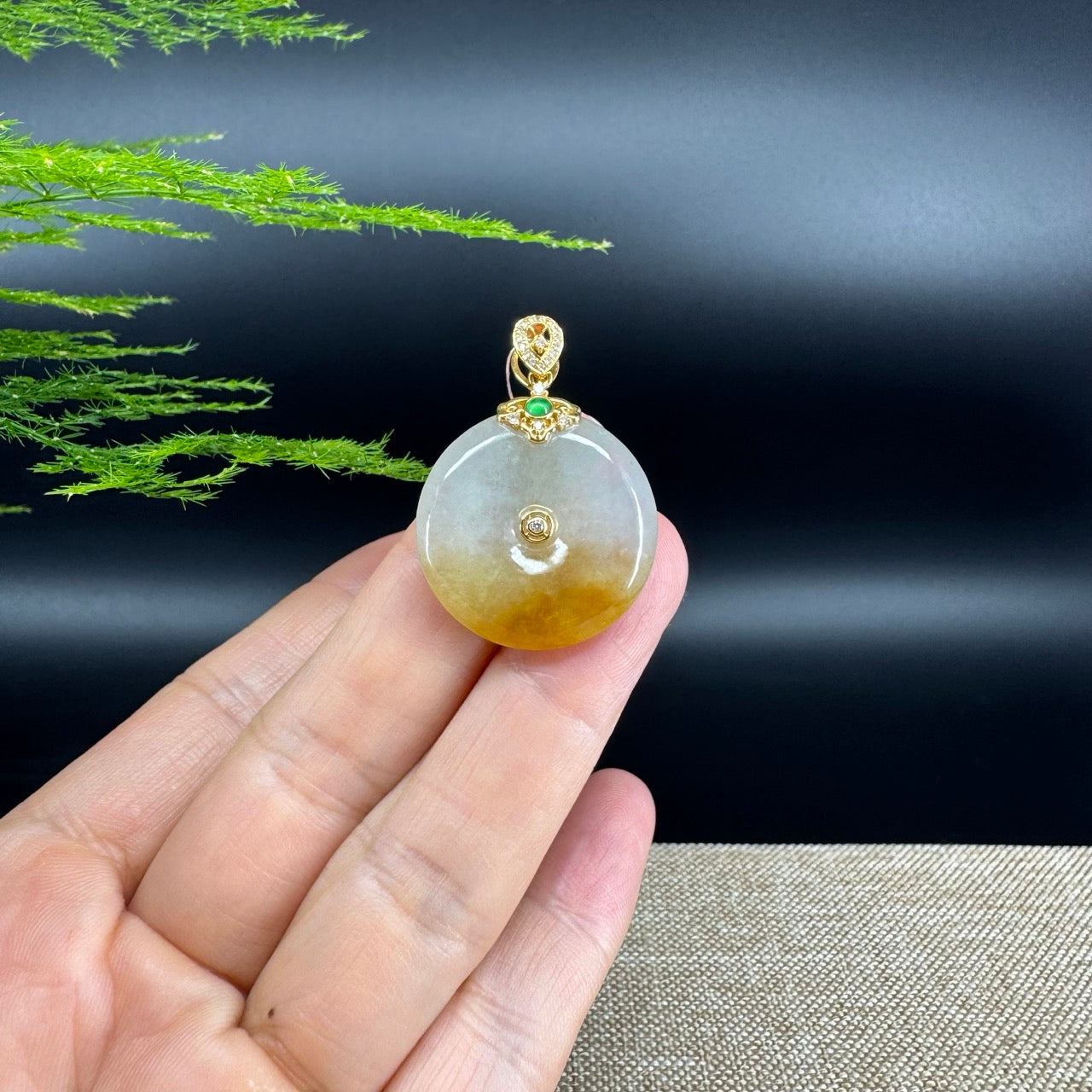 The pendant shape of the koukou.The pendant color is icy yellow.