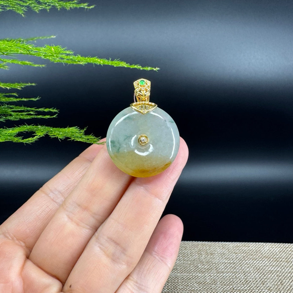 The pendant shape of the koukou.The pendant color is yellow green.