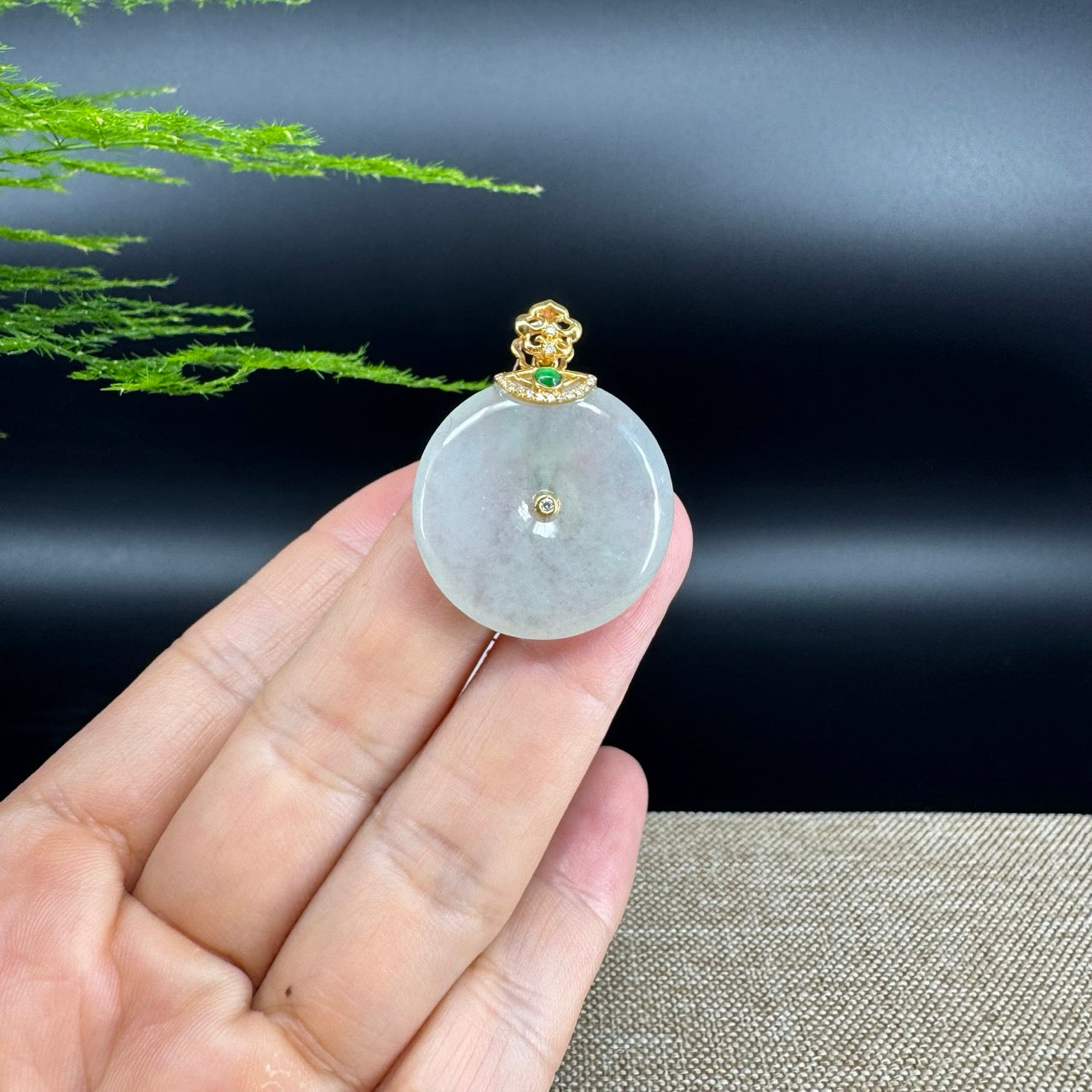 The pendant shape of the koukou.The pendant color is icy.