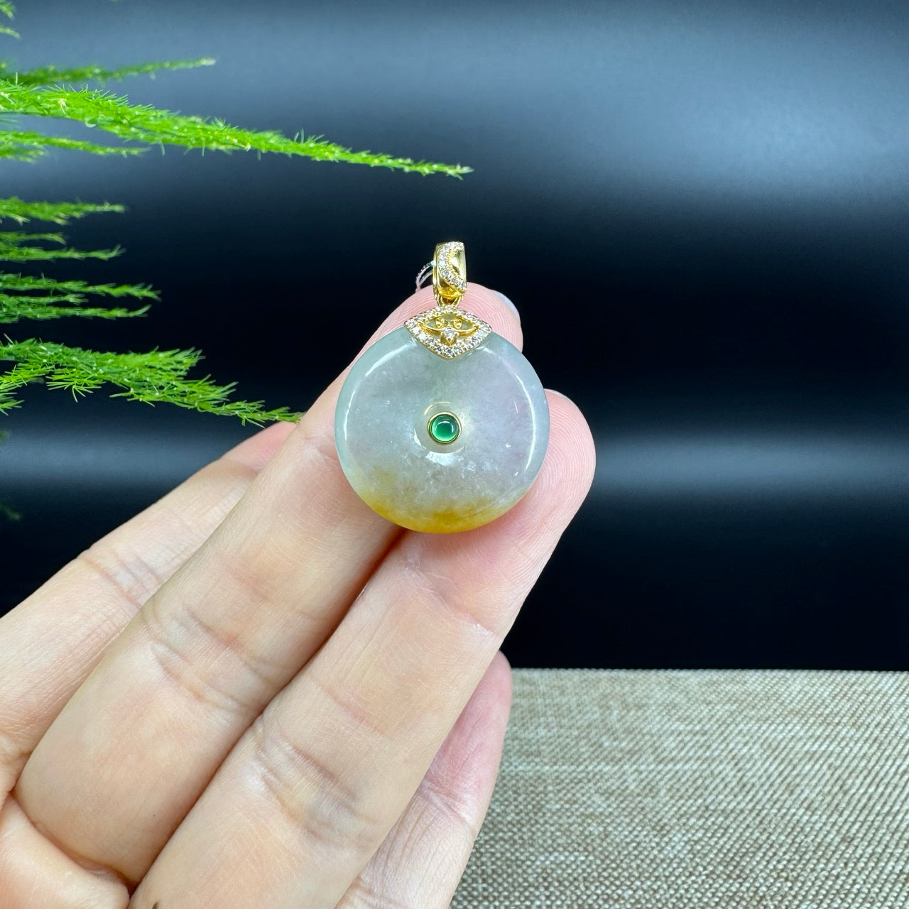The pendant shape of the koukou.The pendant color is icy yellow green.