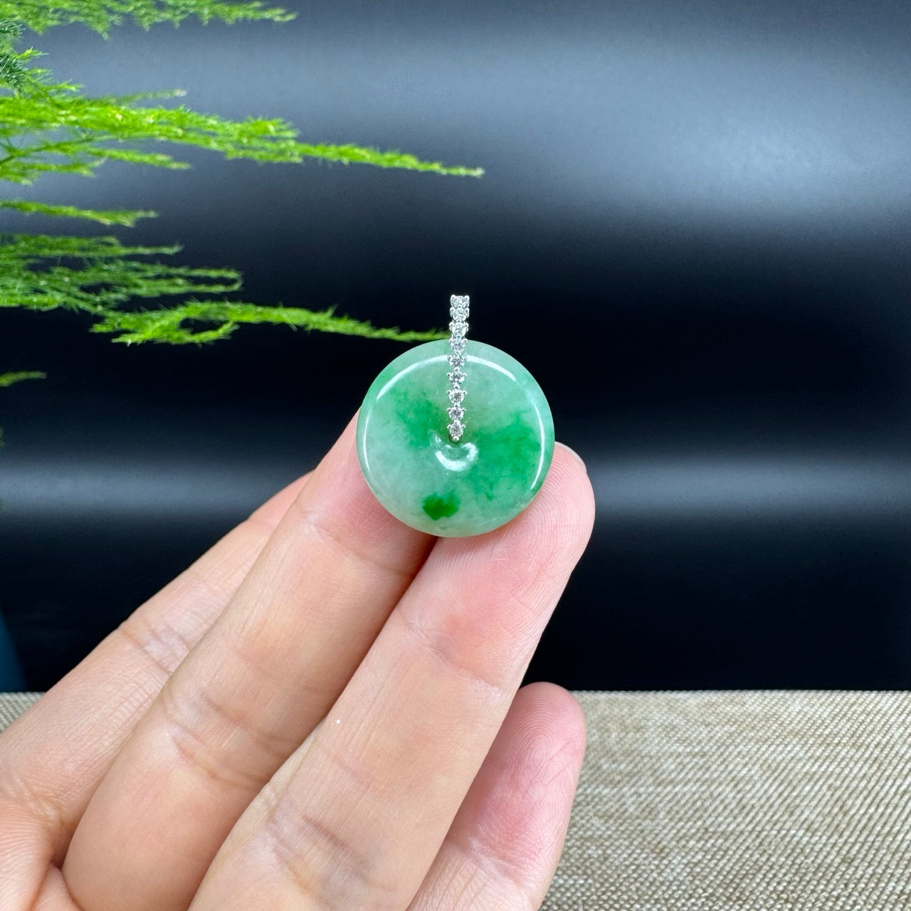 The pendant shape of the koukou.The pendant color is icy green.