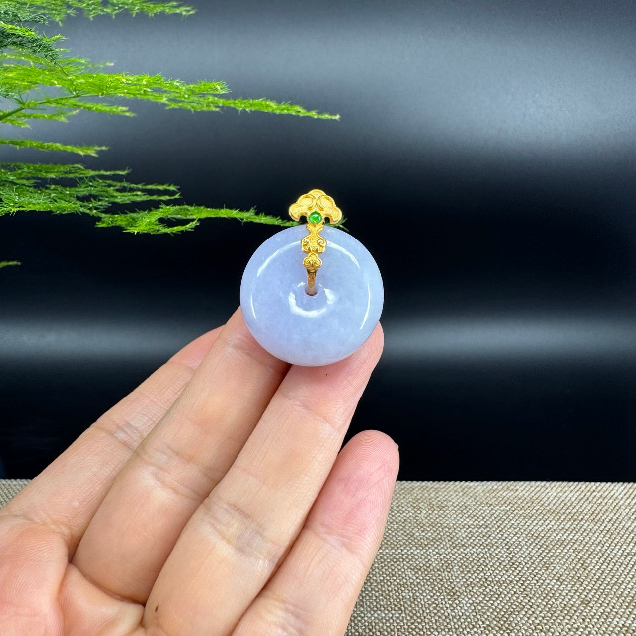 The pendant shape of the koukou.The pendant color is lavender.