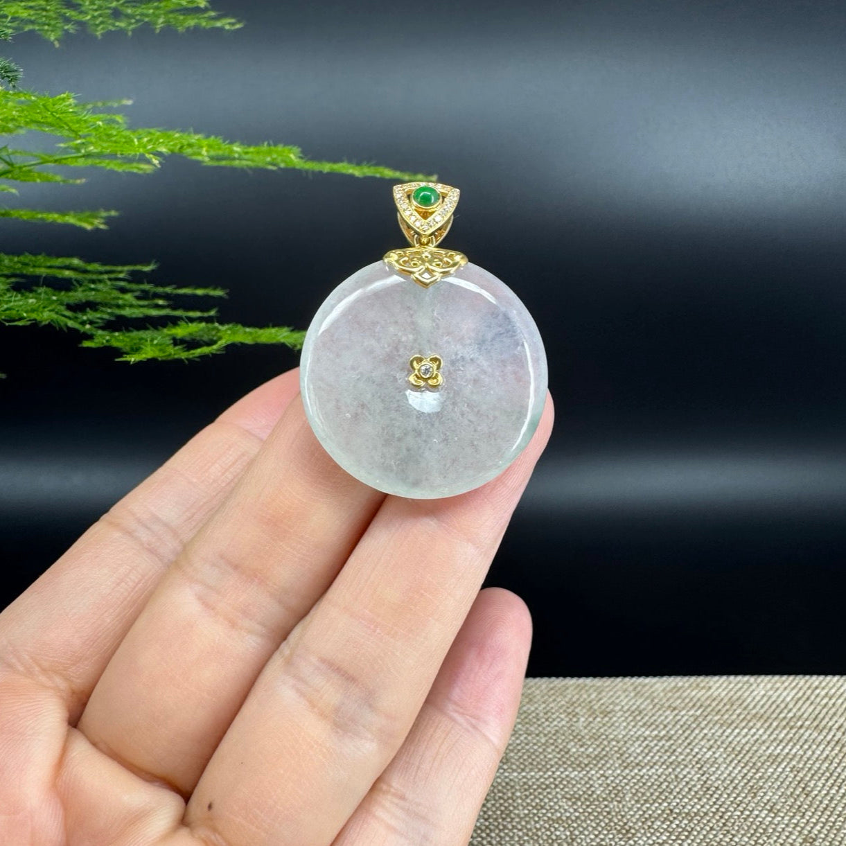 The pendant shape of the koukou.The pendant color is icy.