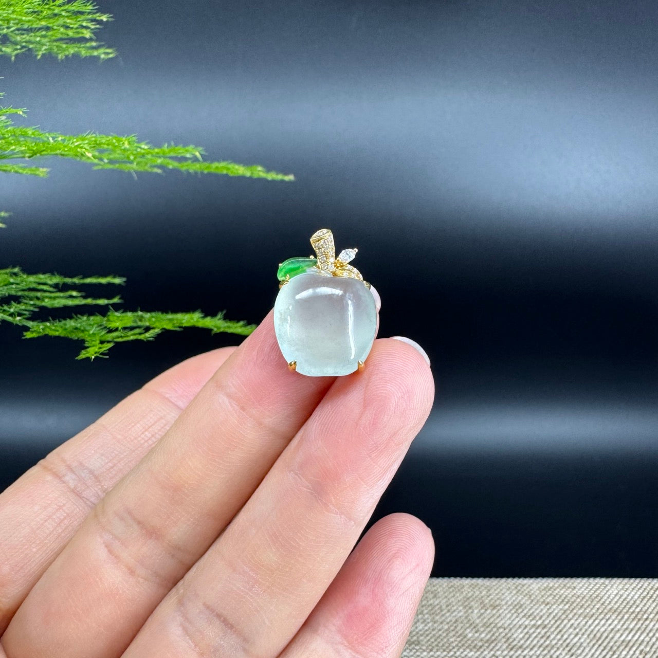 The pendant shape of the lucky apple.The pendant color is icy.