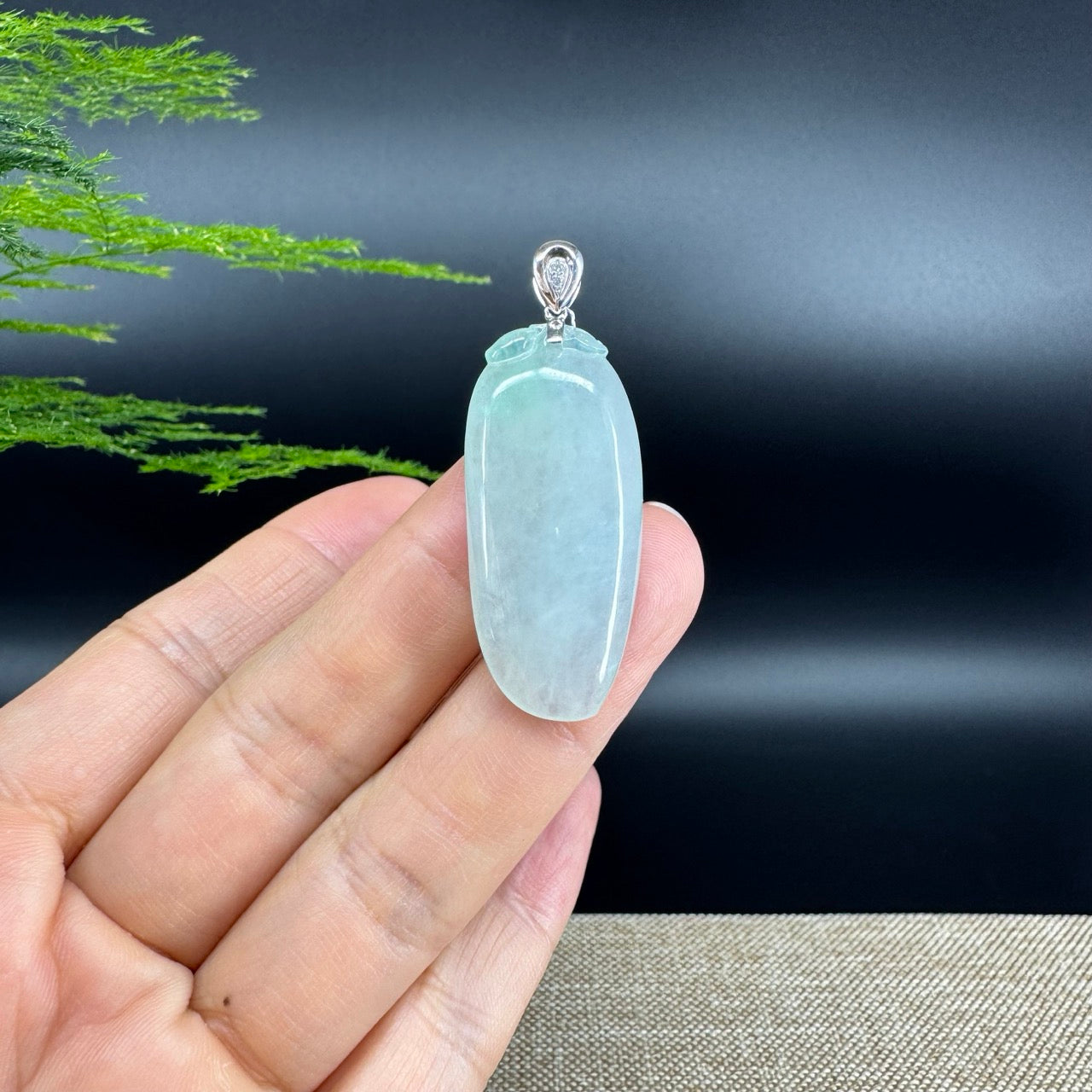 The pendant shape of the shoutao.The pendant color is icy