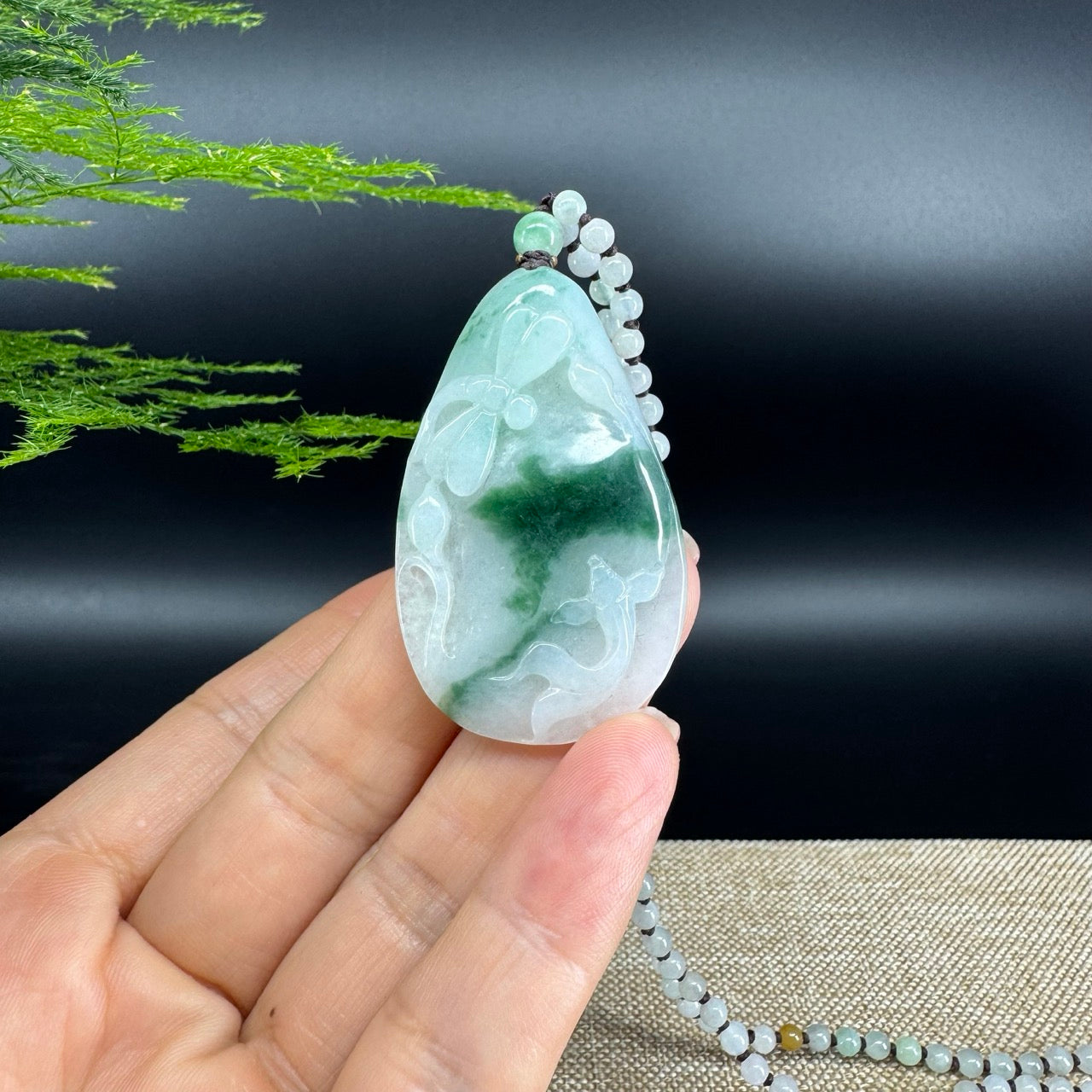 The pendant shape of the lotus.The pendant color is icy green.