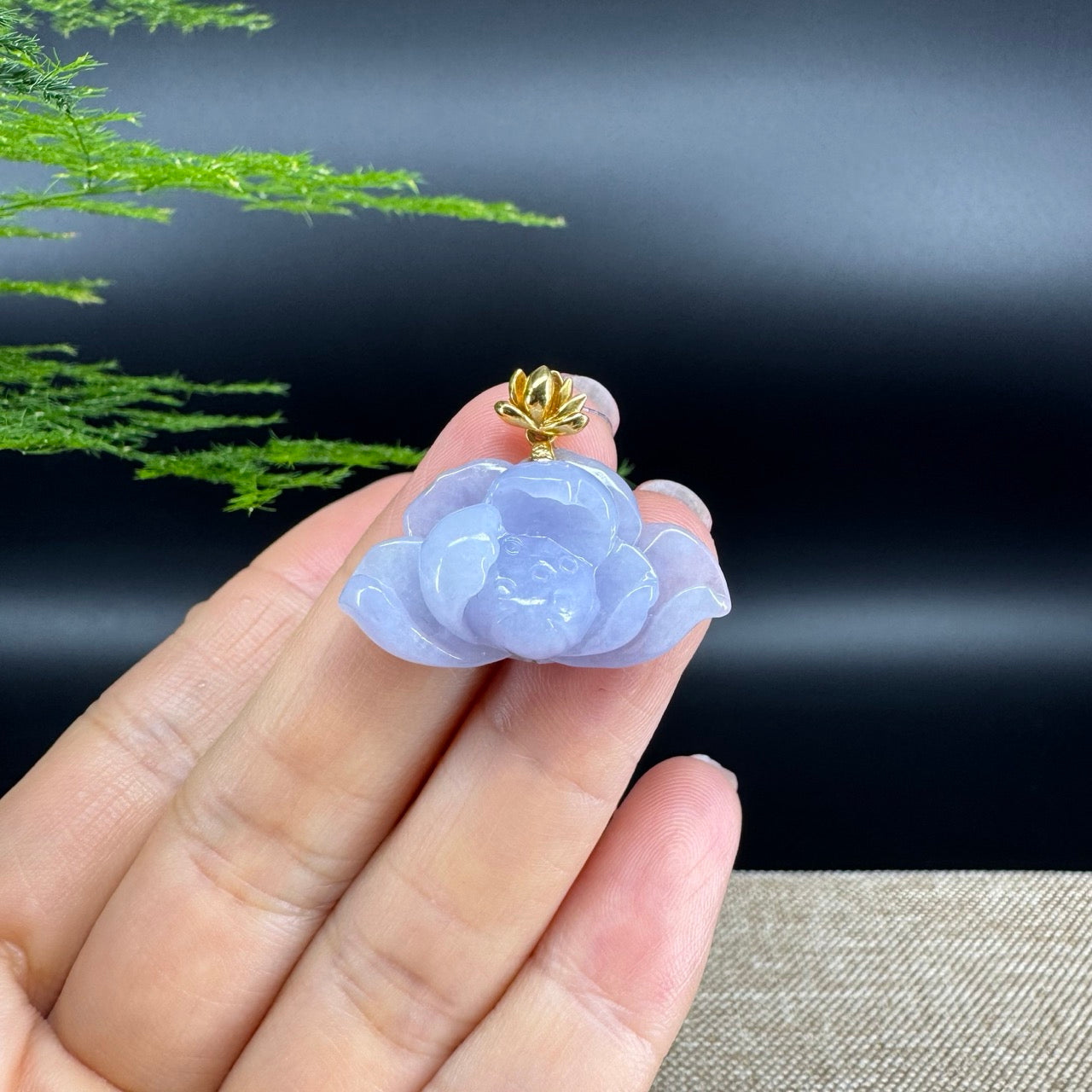 The pendant shape of the lotus.The pendant color is lavender.