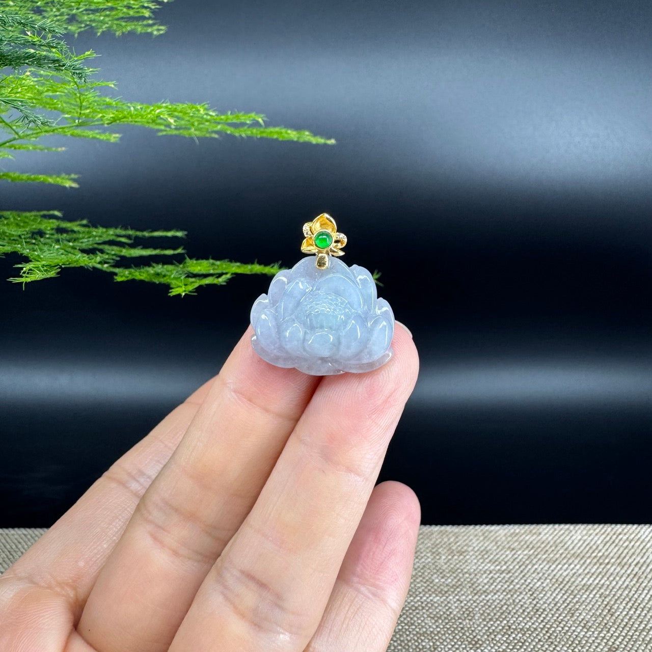 The pendant shape of the lotus.The pendant color is icy lavender.