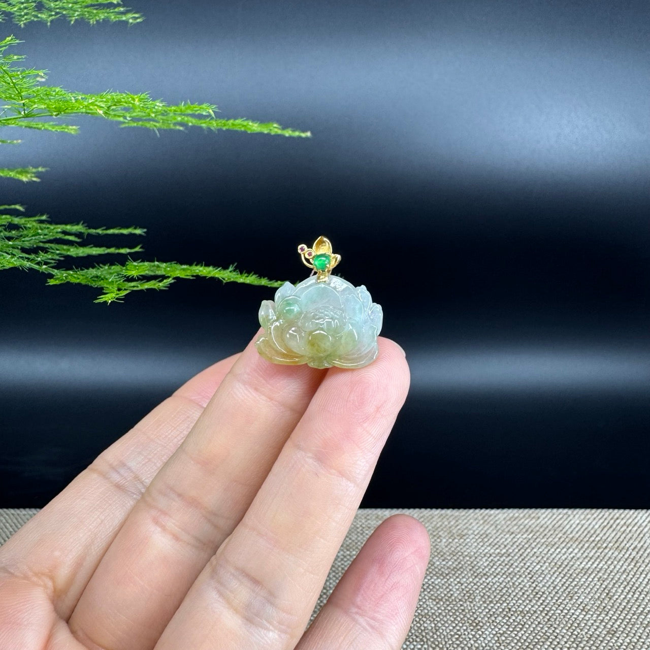 The pendant shape of the lotus.The pendant color is yellow green.