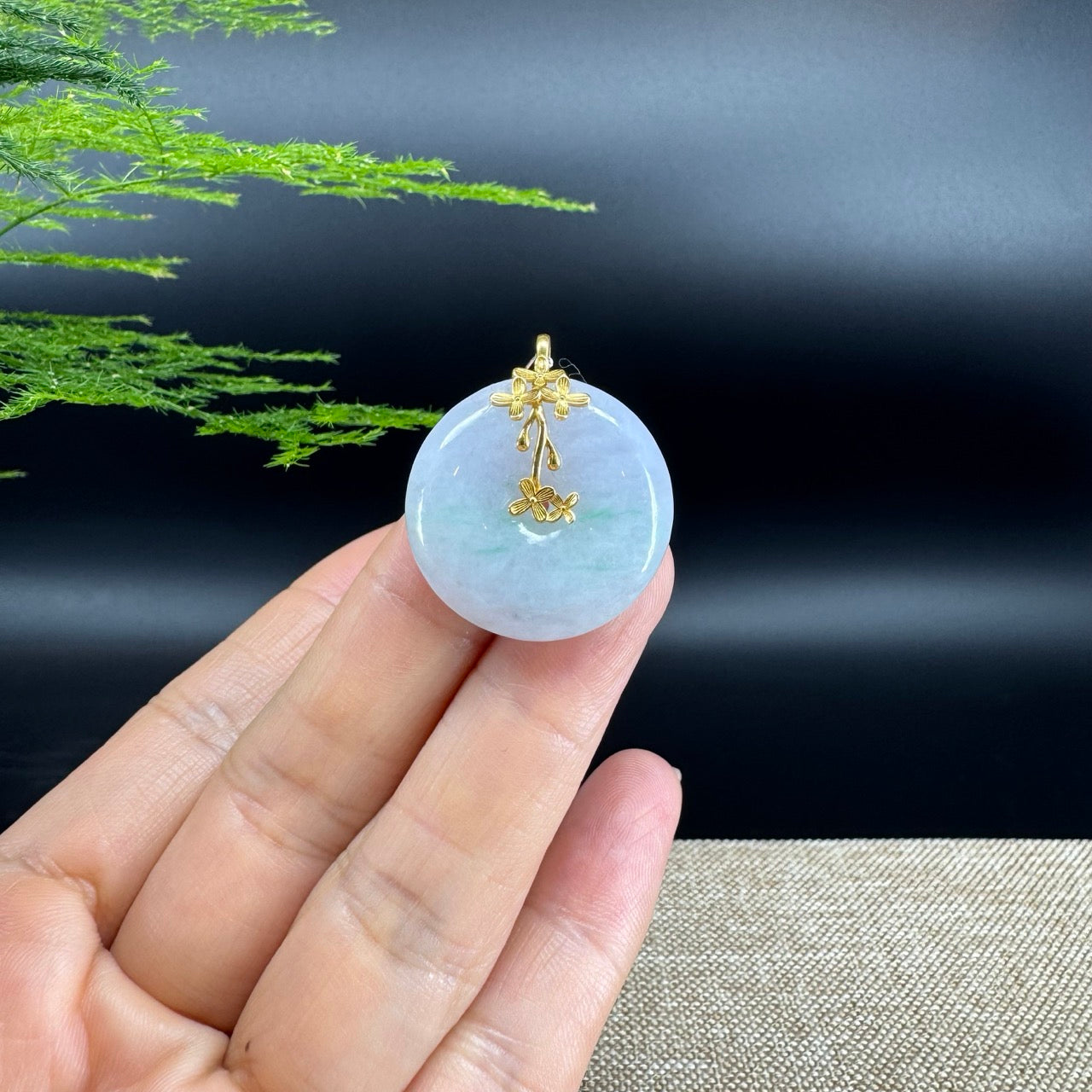 The pendant shape of the koukou.The pendant color is lavender green.