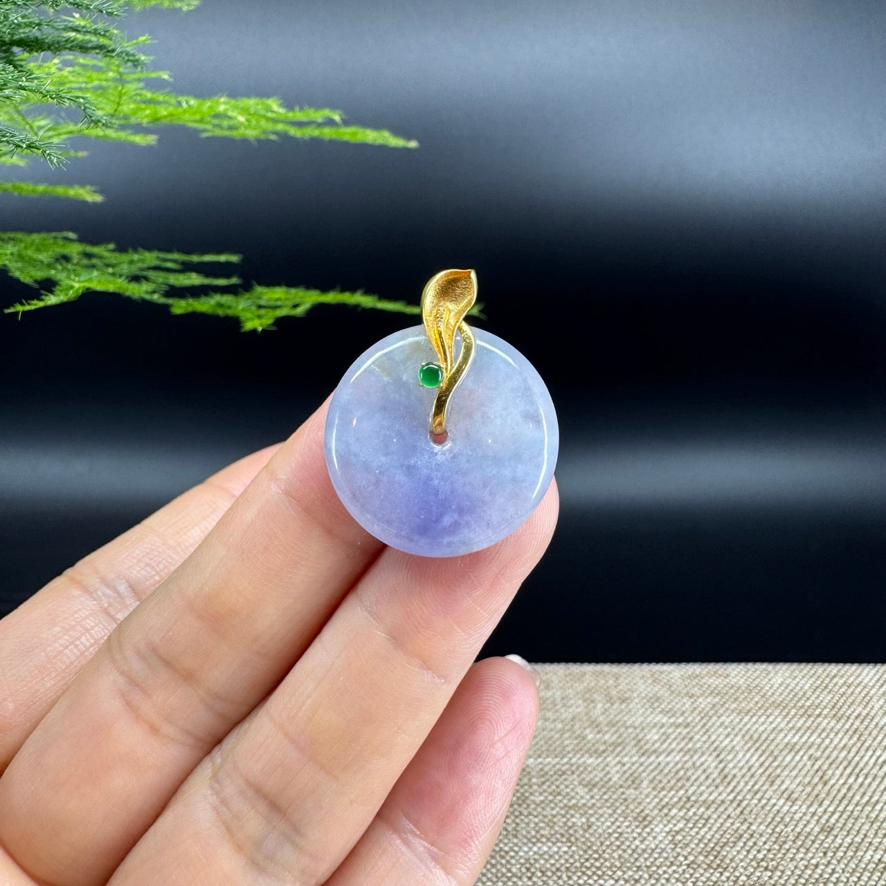 The pendant shape of the koukou.The pendant color is lavender.