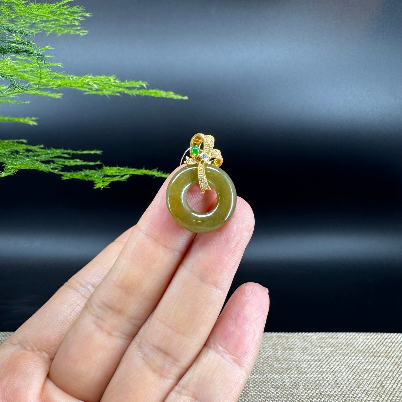 The pendant shape of the koukou.The pendant color is matcha green.