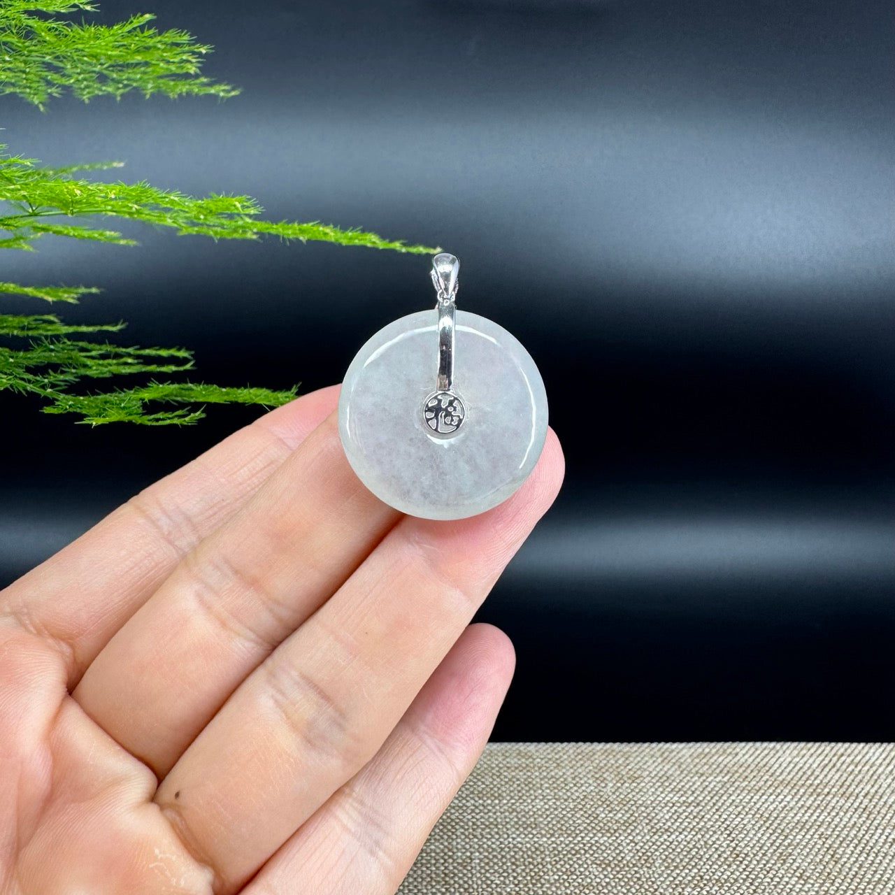 The pendant shape of the koukou.The pendant color is icy.