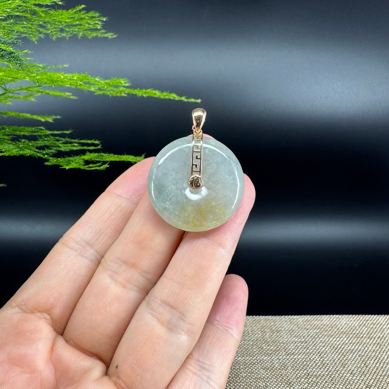The pendant shape of the koukou.The pendant color is icy yellow.