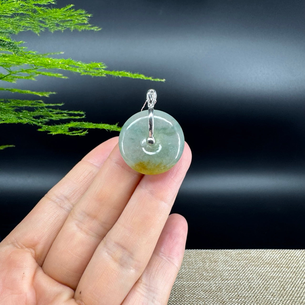 The pendant shape of the koukou.The pendant color is yellow green.