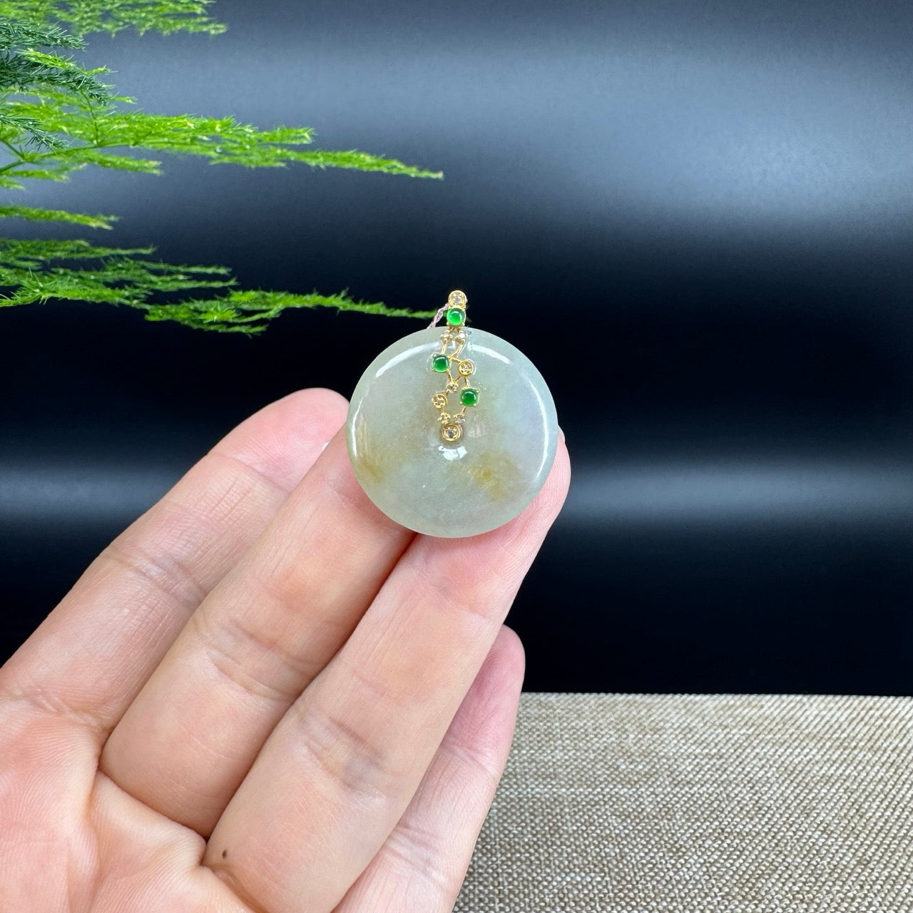 The pendant shape of the koukou.The pendant color is icy yellow.