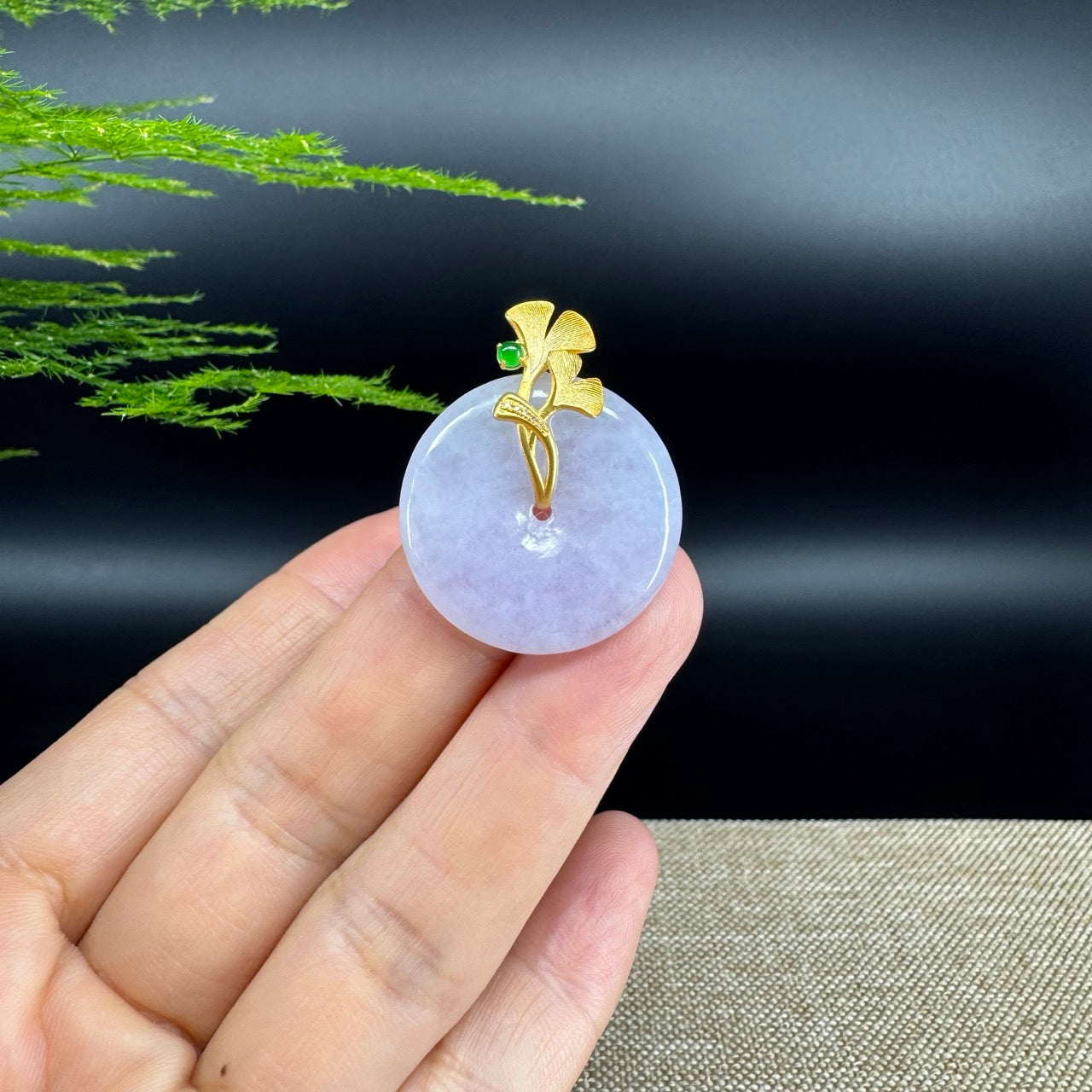 The pendant shape of the koukou.The pendant color is lavender.