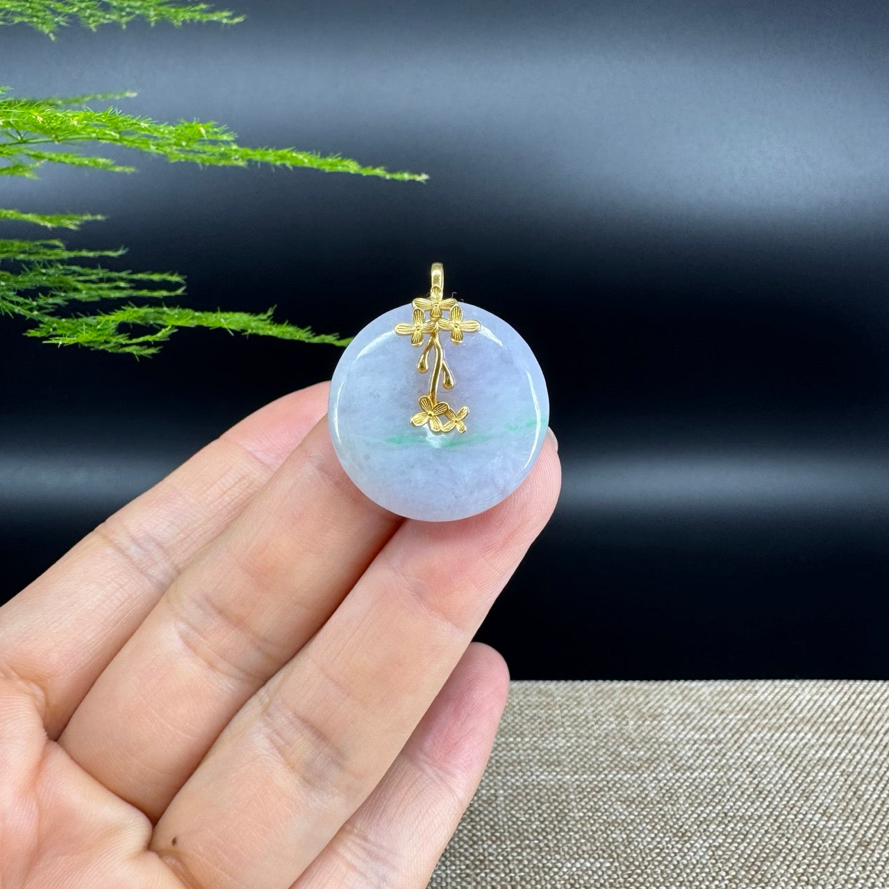 The pendant shape of the koukou.The koukou color is lavender green.