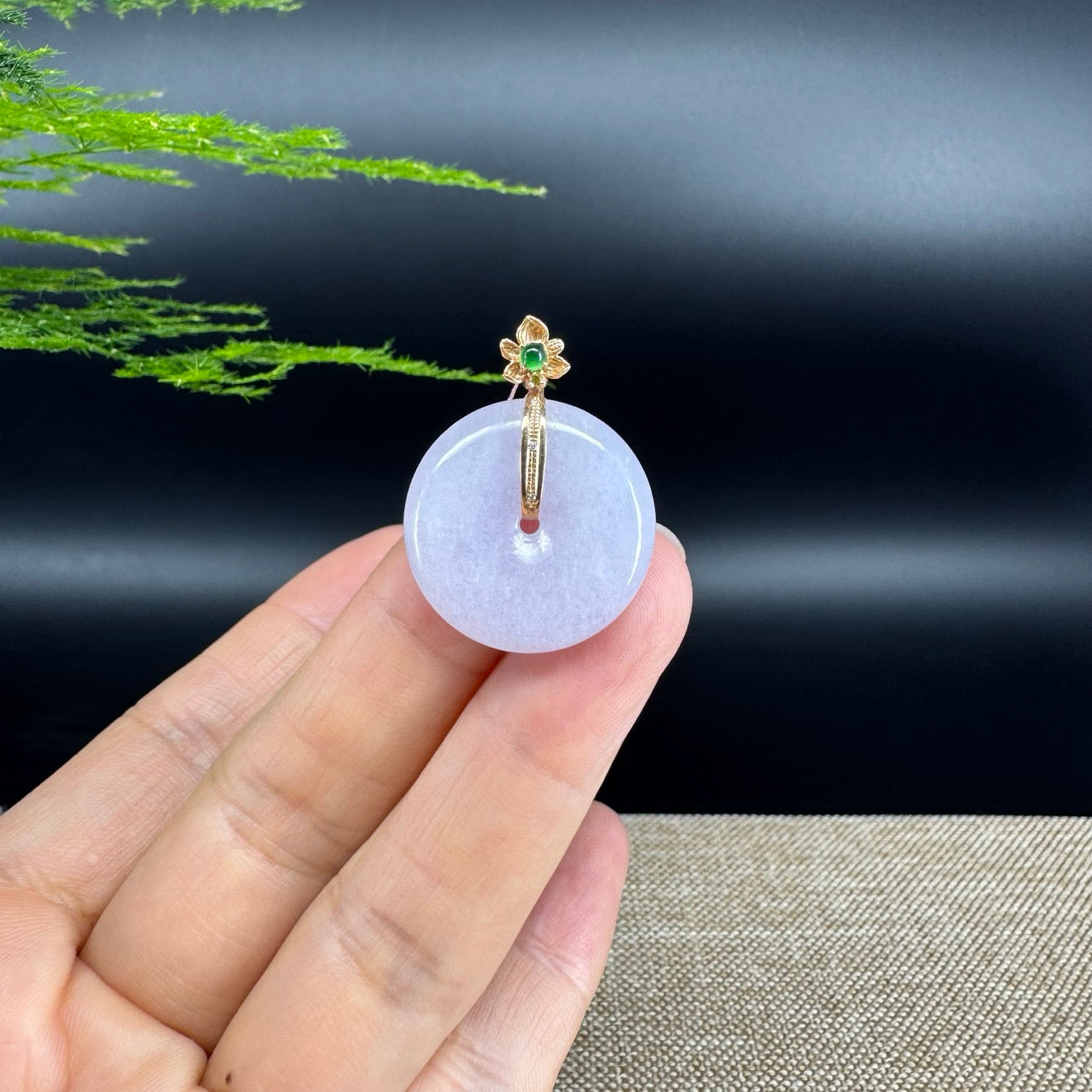 The pendant shape of the koukou.The pendant color is lavender.