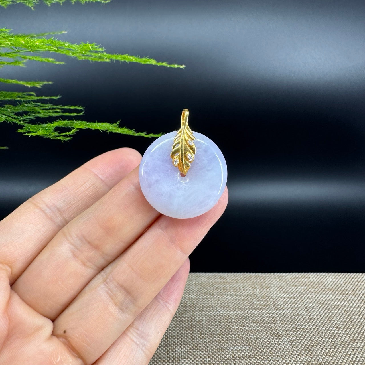 The pendant shape of the koukou.The pendant color is lavender.