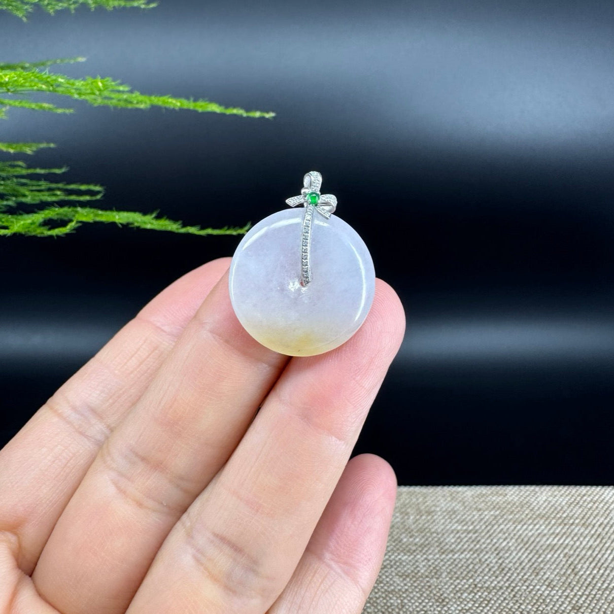 The pendant shape of the koukou.The pendan color is icy yellow.
