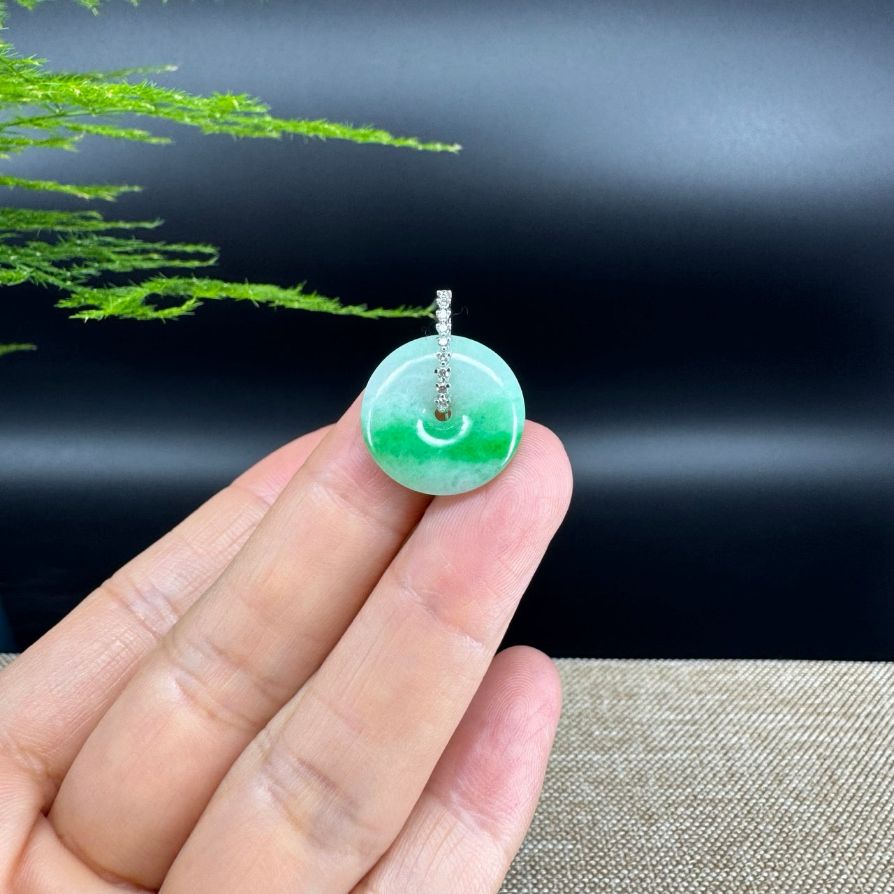 The pendant shape of the koukou.The pendant color is green.