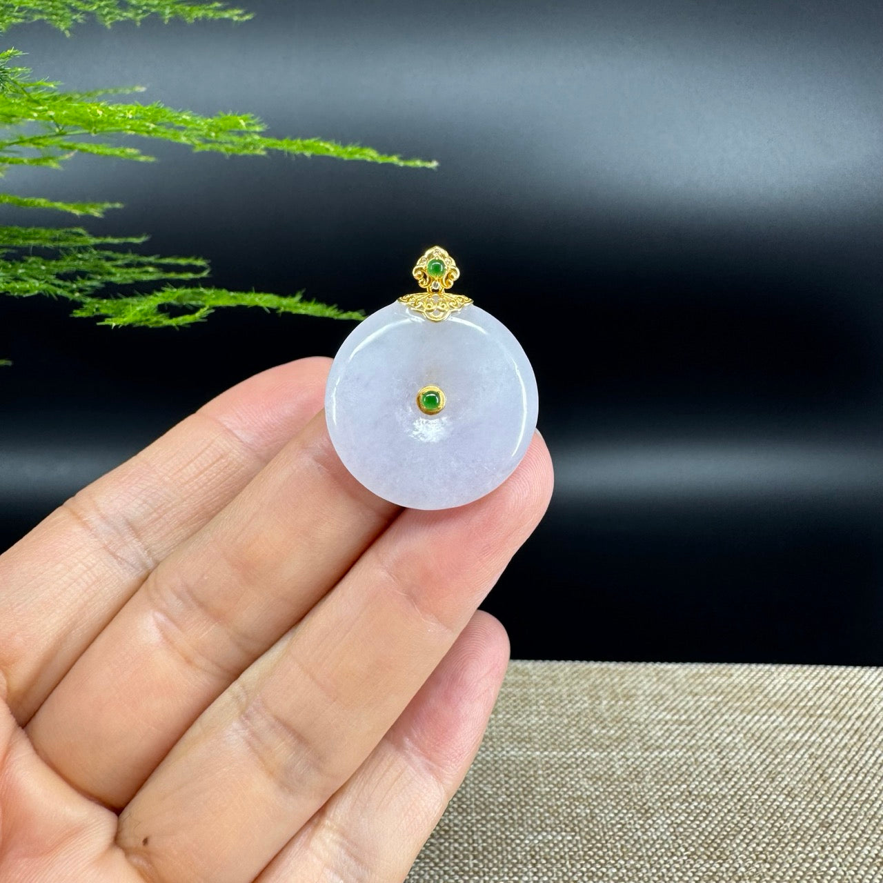 The pendant shape of thekoukou.The pendant color is lavender.