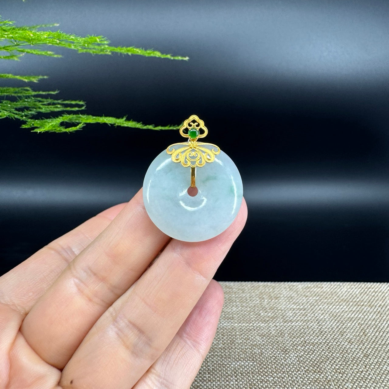 The pendant shape of the koukou.The pendant color is green.