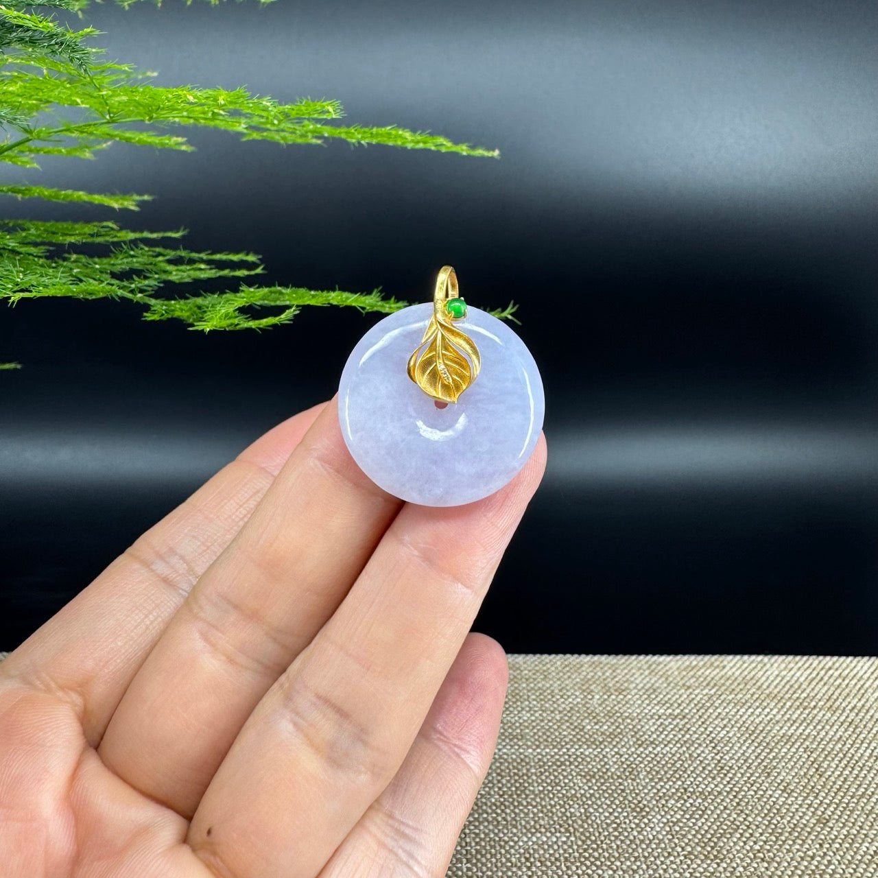 The pendant shape of the koukou.The pendant color is lavender.