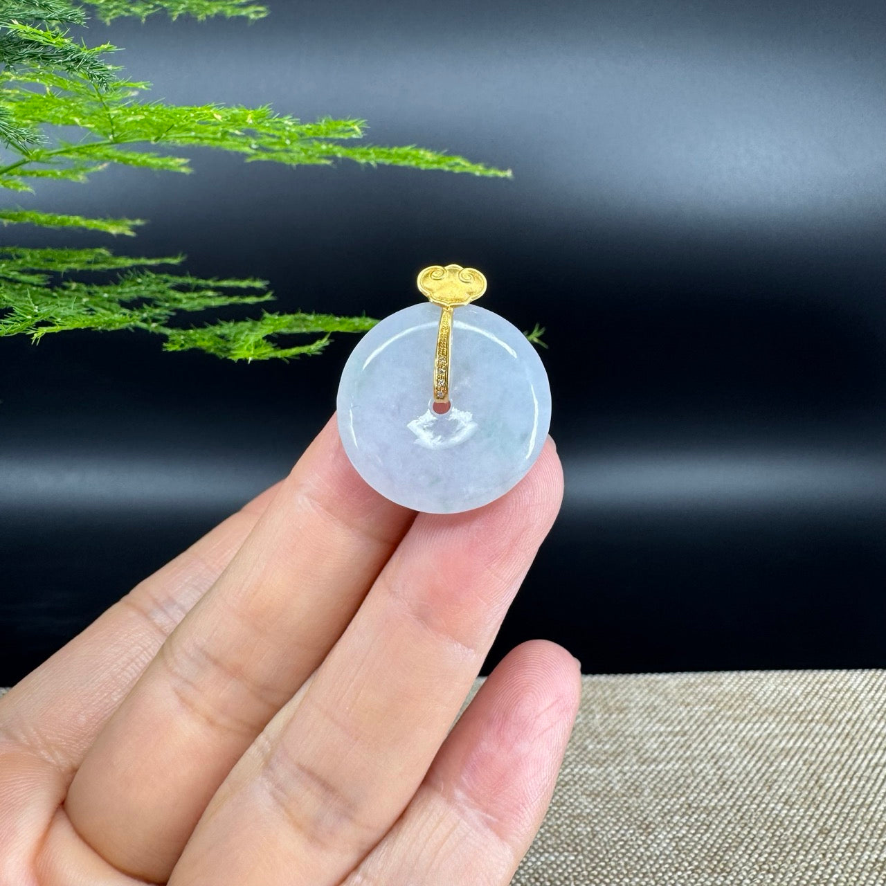 The pendant shape of the koukou.The pendant color is icy lavender.