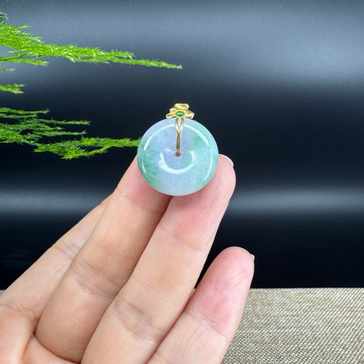 The pendant shape of the koukou.The koukou color is lavender green.