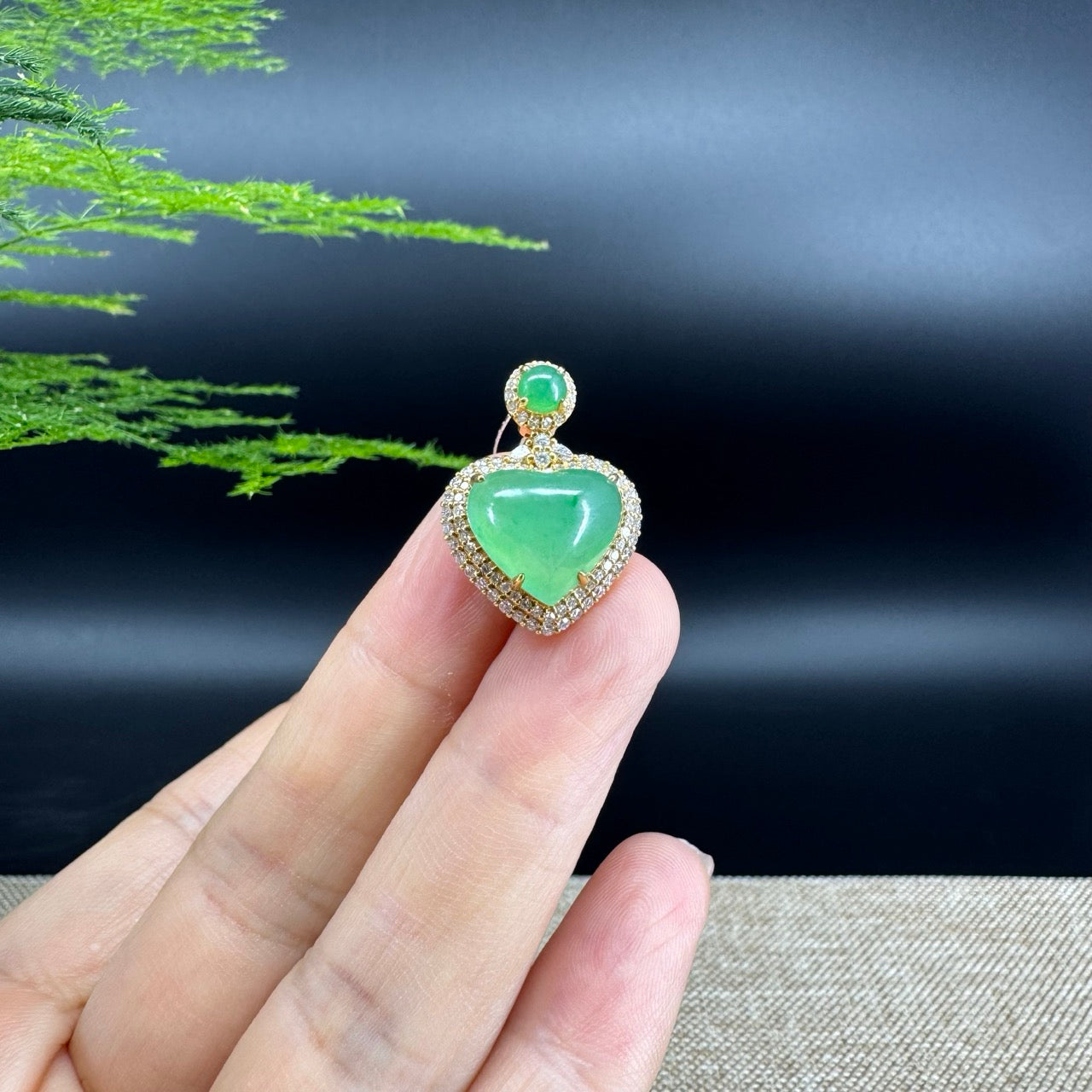The pendant shape of the heart.The pendant color is icy green.