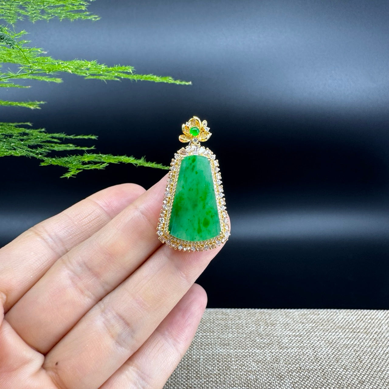 The pendant shape of the ping an wu shi pai.The pendant color is imperial green.