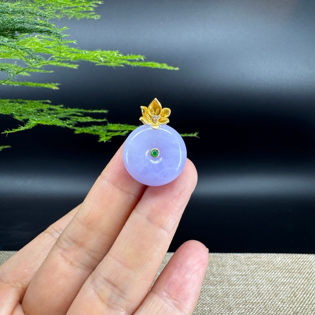 The pendant shape of the koukou.The pendant color is lavender.