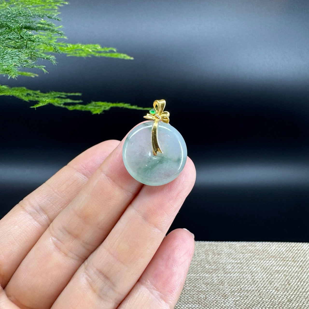 The pendant shape of the koukou.The pendant color is icy green.