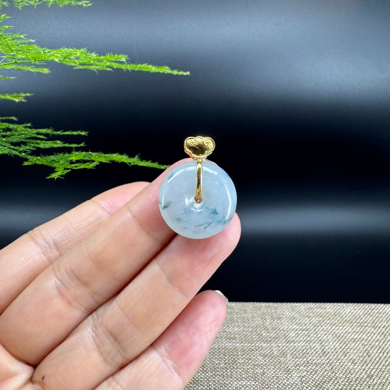The pendant shape of the koukou.The pendant color is icy green.