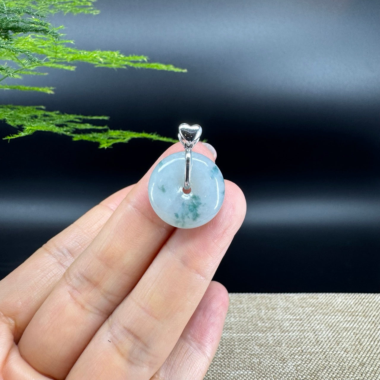 The pendant shape of the koukou.The pendant color is icy blue green.