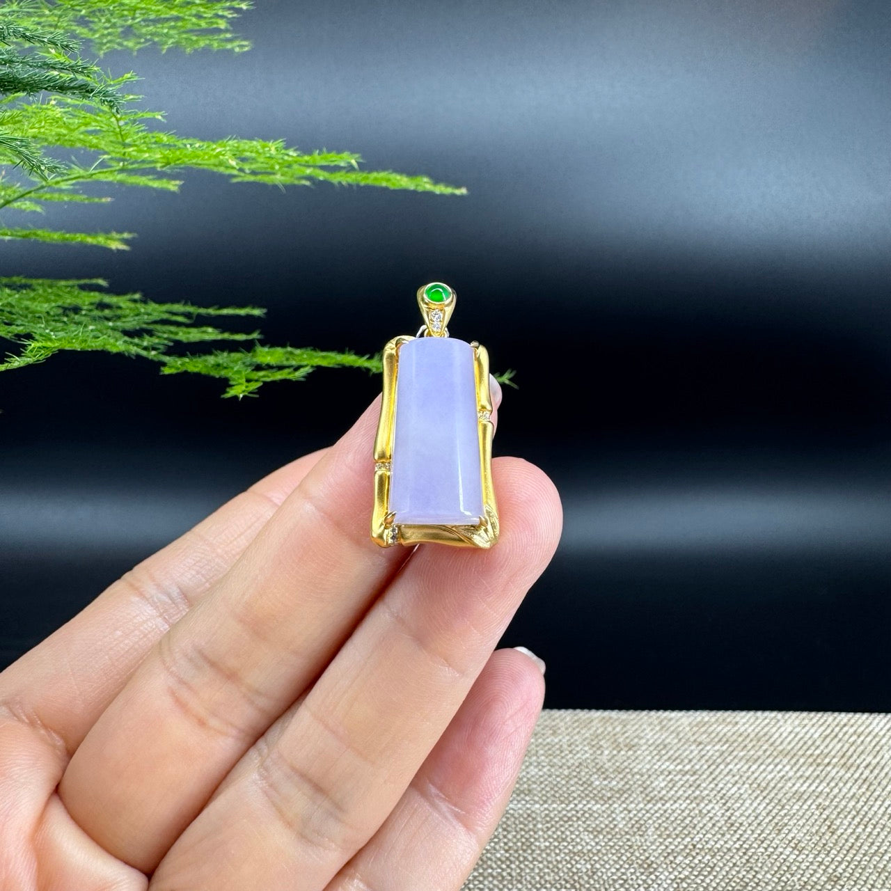 The pendant shape of the bamboo.The pendant color is lavender.
