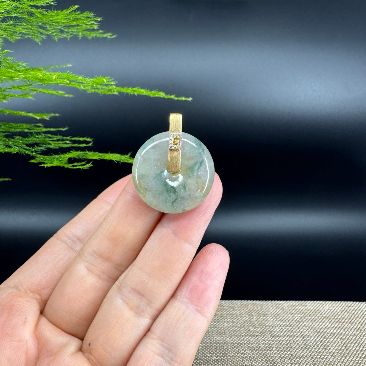 The pendant shape of the koukou.The pendant color is yellow green.